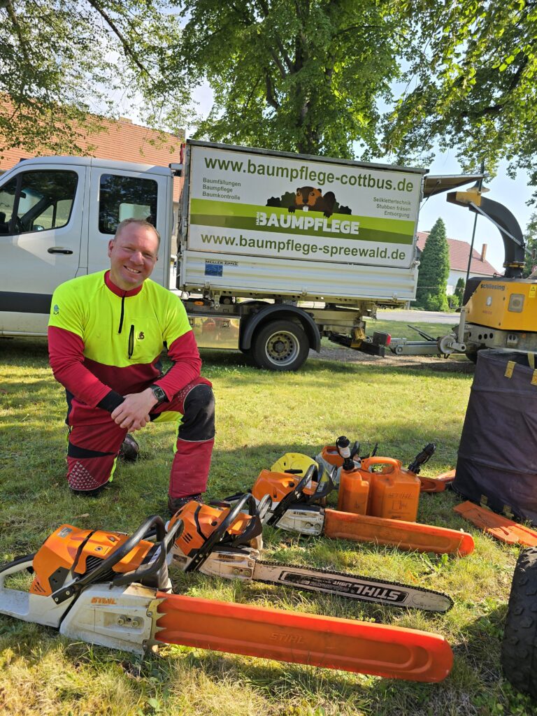 Team von Baumpflege Hahm mit Fahrzeug und Motorsägen im Einsatz
