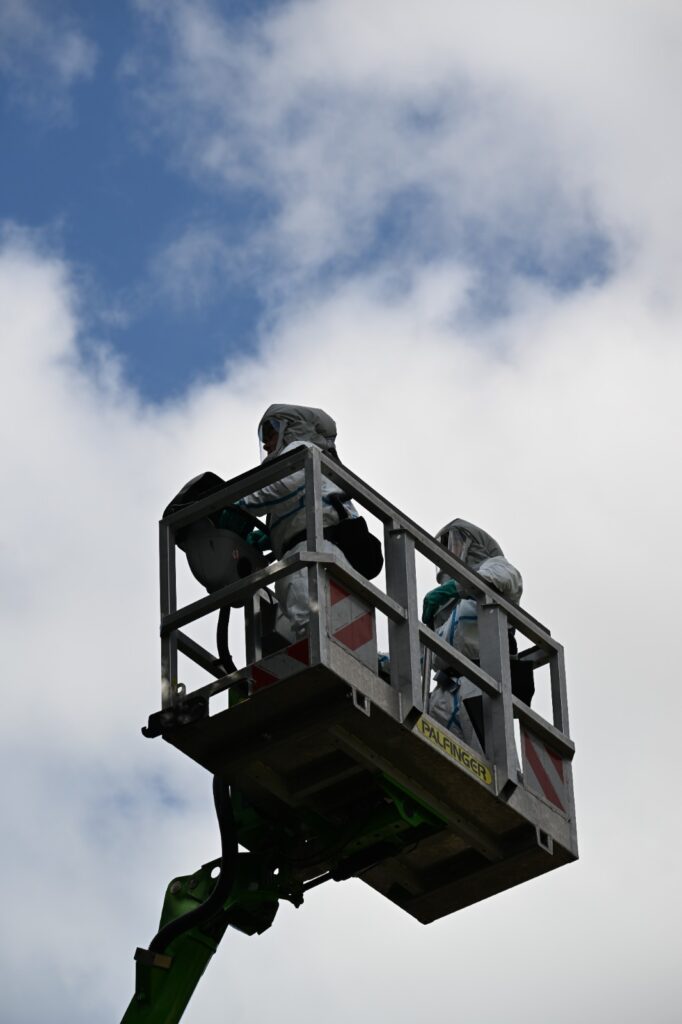 Hubarbeitsbühne unter blauem Himmel – Eichenprozessionsspinner-Einsatz